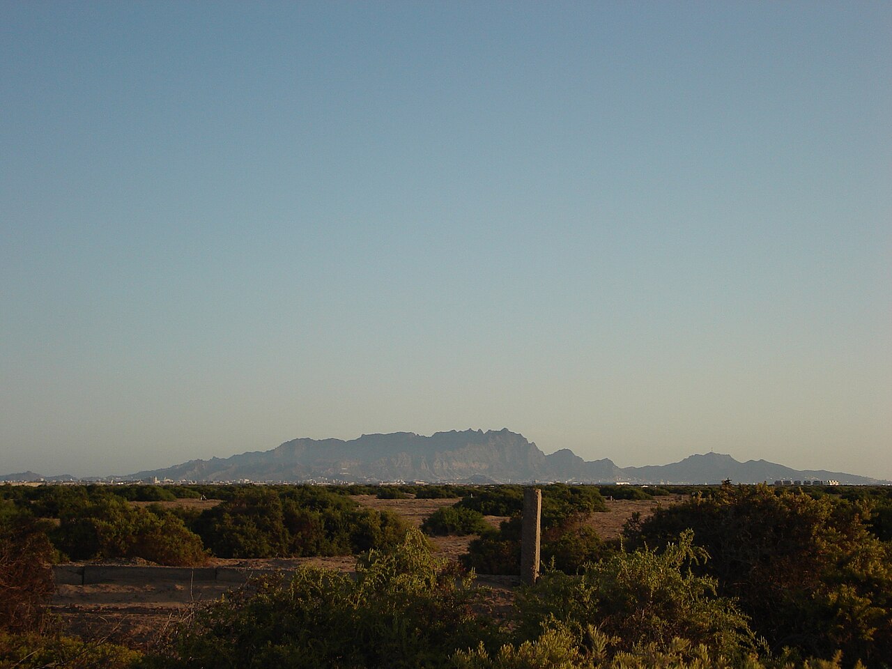 亚丁北部 Al-Alam 方向观看克雷特区火山山体的历史远景;不是现今市区街景。