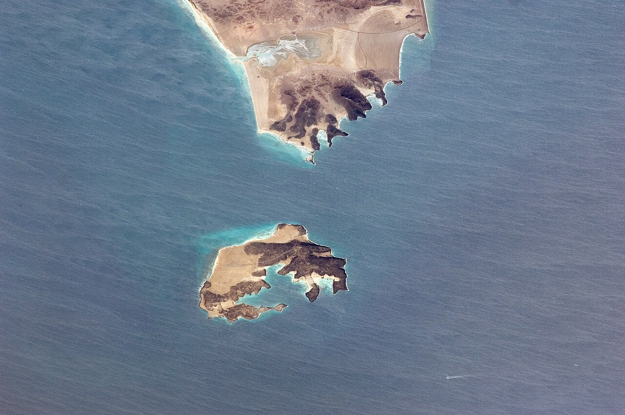 国际空间站拍摄的丕林岛与曼德海峡岸线